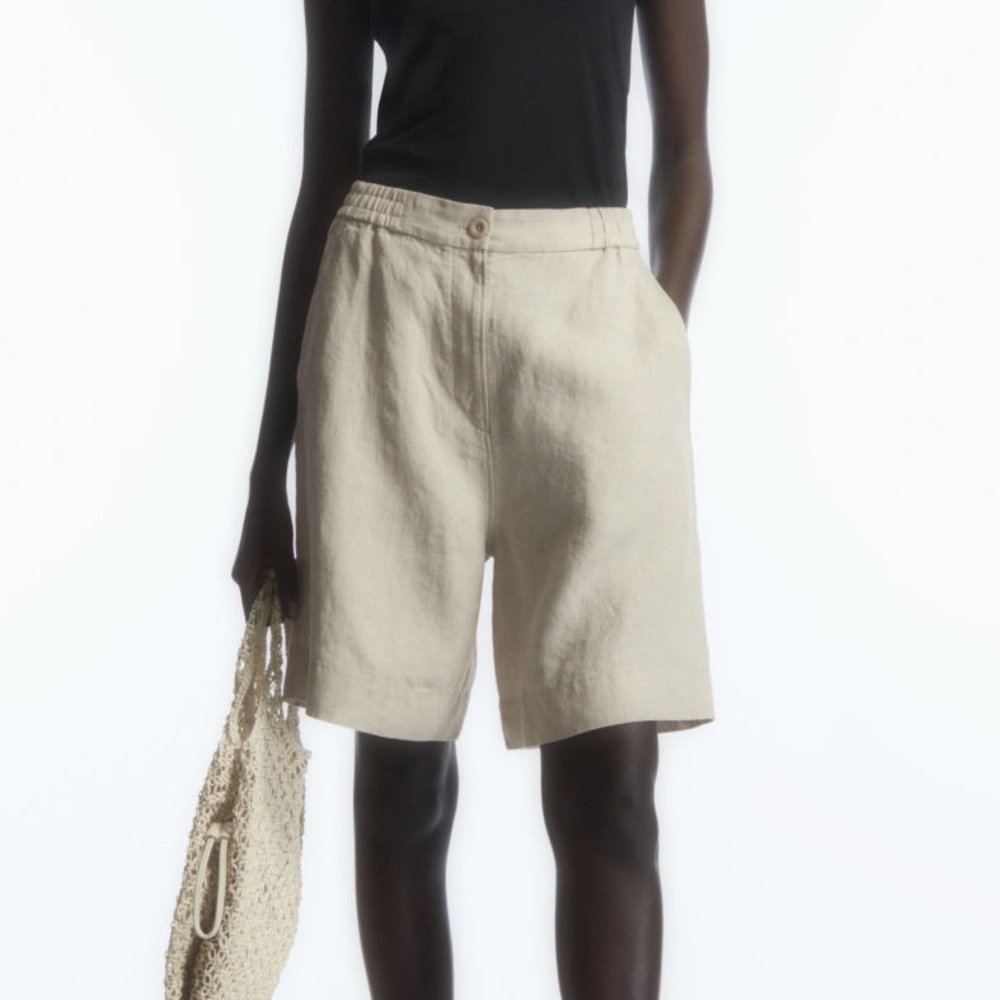 COS elasticated linen shorts
Beige
100% linen
Size L